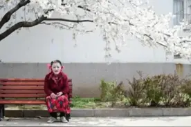 山东老人男扮女装16年，终日浓妆艳抹留长发，背后的故事令人心酸图片