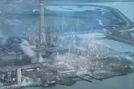 俄军持续打击亚速钢铁厂，燃烧弹开始火攻，郁金香大炮负责加料图片