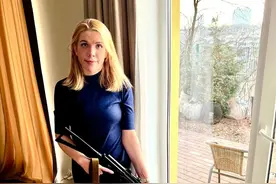 乌克兰前美女总理持枪捍卫国土，武力值满分，枪却像“烧火棍”？图片