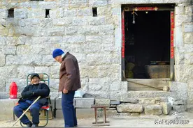“雨打坟，出贵人；雨打棺，财人疏”，啥意思？上坟下雨不好吗？图片