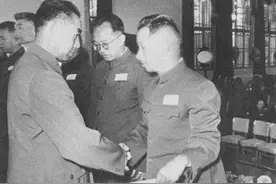 很多人为粟总的军衔鸣不平，但看了5条元帅标准后，却无人能反驳图片