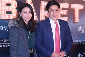 郭晶晶夫妇晚宴合影尽显地位，霍启刚紧贴老婆，挤得她快站不稳图片
