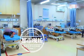 太吓人！7名绿化工人整理草坪时，被一群蜜蜂“袭击”了图片