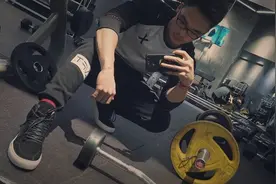 70岁男人撸铁几次合适，掌握正确的方法几次都可以！图片