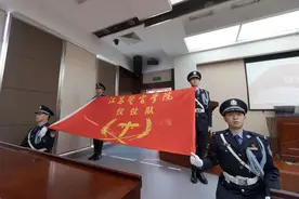 学院仪仗队举行入队退队仪式图片