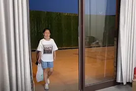 哭笑不得！河南一男子带孩子去买榴莲，结果嫌贵让孩子闻味道解馋图片