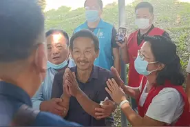 河南大哥和妻子吵架后离开家，流浪21年委屈流泪，终放下执念归家图片