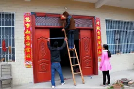 贴春联大有讲究，什么时间贴，怎么贴？弄错了不吉利图片