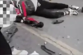 男子网红路段骑摩托车炫技“翘头”，下一秒追尾货车图片