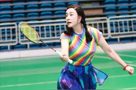 69岁刘晓庆打羽毛球，狂用美颜连地板都P歪，对比朱玲玲差距太大图片