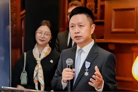 法国外交部长提名，总统签发法令! 武大校友被授予“骑士勋章”！图片