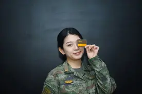 退伍女兵的军装写真，帅图片