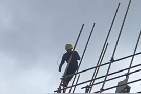 险！海口一工地3工人高空作业未系安全绳！项目经理：将立即整改图片