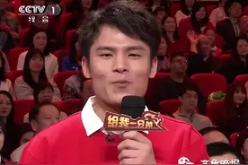 上过春晚后的他回老家，一下车就是“大场面”图片