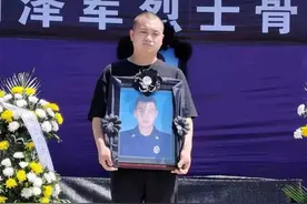 杭州00后消防员因救火牺牲：1岁丧父3岁丧母，脑瘫哥哥来领骨灰图片