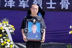 杭州00后消防员因救火牺牲：1岁丧父3岁丧母，脑瘫哥哥来领骨灰图片