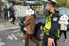 1岁半婴儿，误喝150毫升！交警紧急救命【新闻早七点】图片