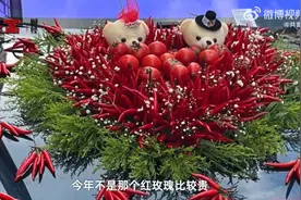新人用番茄和小米辣装饰婚车，被调侃“婚后还能炒菜”，花店回应：今年红玫瑰较贵，就拿七八斤辣椒番茄装饰图片