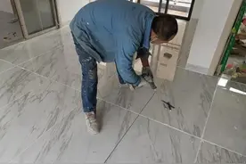 瓷砖填缝，别轻易选普通美缝剂！听专业人士说大实话，选环氧彩砂图片
