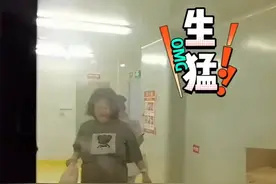 最洒脱产妇！贵州一女子生完二胎后，竟像没事人一样轻松走出产房图片