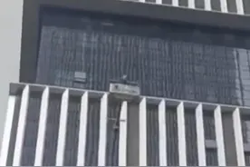 四川成都：擦窗工因机器故障被困20层高空，消防砸窗救回！图片
