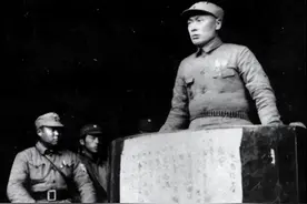 1955年，老蒋拿着十大元帅的名单，对宋美龄说：这个人太厉害了图片