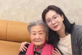陈数和老公回沈阳破离婚传闻，一百岁姥姥出镜，头发茂密脸无皱纹图片