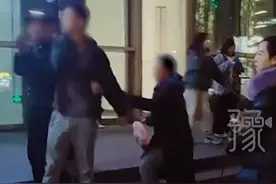 嚣张！武汉一男子未牵绳遛狗并叫嚣“咬到人赔十万！”警方：正在调查中图片