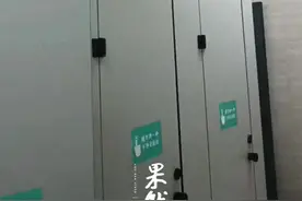 男生上厕所偶遇“学长”图片