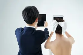 男生小便的时候，尿会开叉怎么回事？图片
