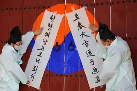 韩国人又要抢走中国春节：今年定为农历黑兔年，大肆贴春联搞庆祝图片