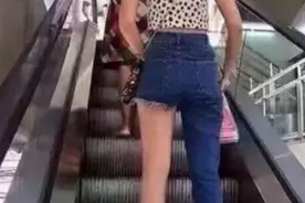 现在的姑娘真的什么都敢穿，这也太潮流了，难道不会感到尴尬吗图片