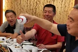 江苏60岁大爷，退休金7000，不喝茅台却爱3款“廉价酒”，真会喝图片
