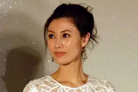 李嘉欣的气质没咋变，蕾丝上衣配半裙优雅知性，身材仍然挺紧致图片