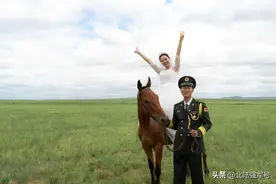 军营集体婚礼，草原上见证爱情！图片