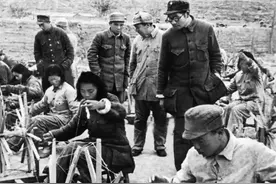 王震请毛主席吃烧鸡，毛主席把鸡骨架都带走了，回去熬汤喝图片