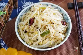 炒豆芽，要记牢2次放醋的时间，豆芽酸爽可口，香脆味道香图片