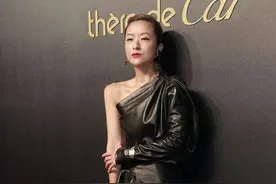 陈奕迅妻子咋高调咋穿，单肩皮衣配粉裤，身材骨感太明显图片