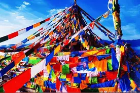 五彩的经幡，是路上的风景，更是千年不息的呢喃和祈愿～图片