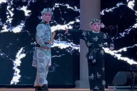 视频 | 【2023乌鲁木齐戏曲艺术节】6岁小孩场上“亮绝活”引台下叫好图片