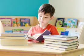 从小教孩子背古诗词真的有用吗？自从弟弟上了小学，我才算弄明白图片