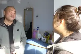 53岁爱健身大爷相亲，看对眼49岁大妈，赖着不想走，大妈瞬间脸红图片