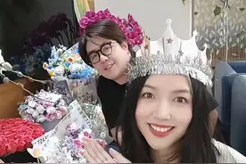 张梓琳晒俩女儿正脸，小姐妹“倒挂金钩”出镜，胖妹小长腿好优越图片