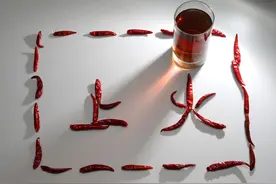 舌尖疼心火，舌中疼胃火，舌边疼肝火！教你3个中成药泻三脏之火图片