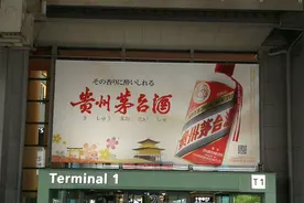 茅台生产车间照意外流出，女员工操作引发群众热议：难怪没人偷喝图片