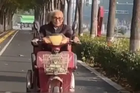 103岁老人骑车带83岁女儿赴重孙百日宴，光高龄补贴每月过千？图片