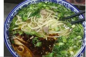 为何小吃三巨头之“兰州拉面”，吃的人少了？网友：牛肉太少了图片