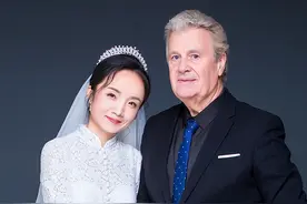34岁内蒙姑娘偷户口本结婚，父母追问之下才知：嫁给70岁英国老头图片