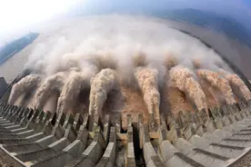世界第一的三峡水电站，被人称作“印钞机”，一天到底能赚多少钱图片