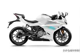 新车 | 售价15980元，单缸水冷20.5千瓦，春风250SR-FUN上市图片